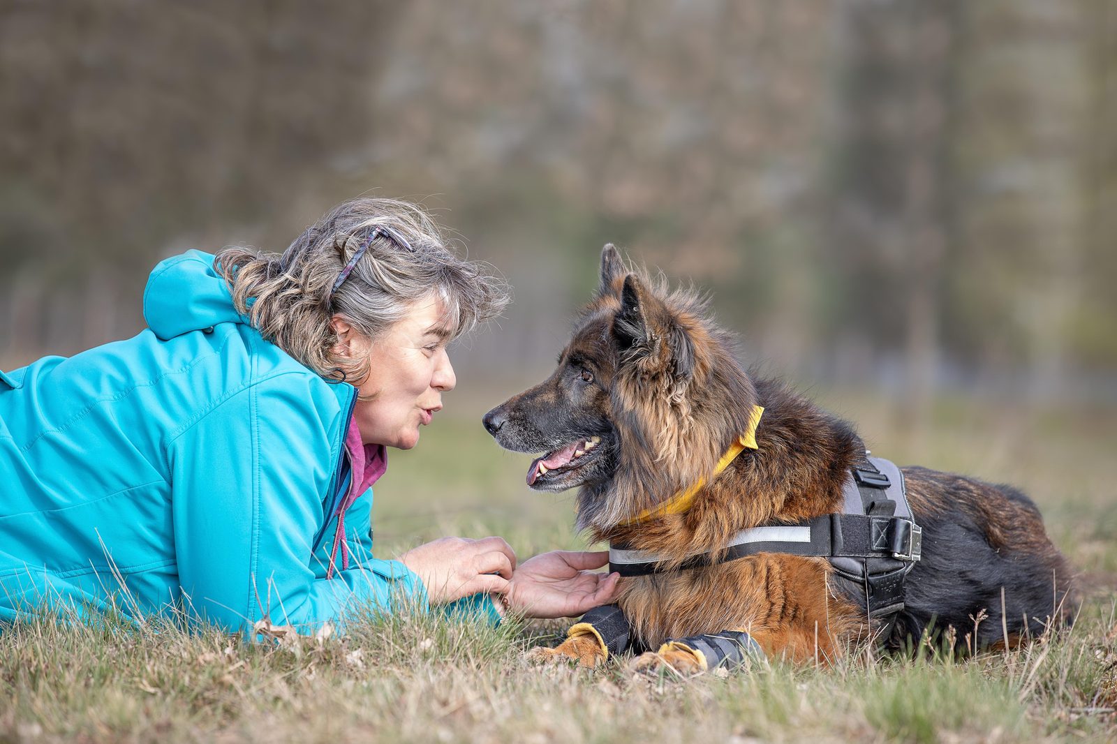 Sabine Nase an Nase mit ihrem Hund